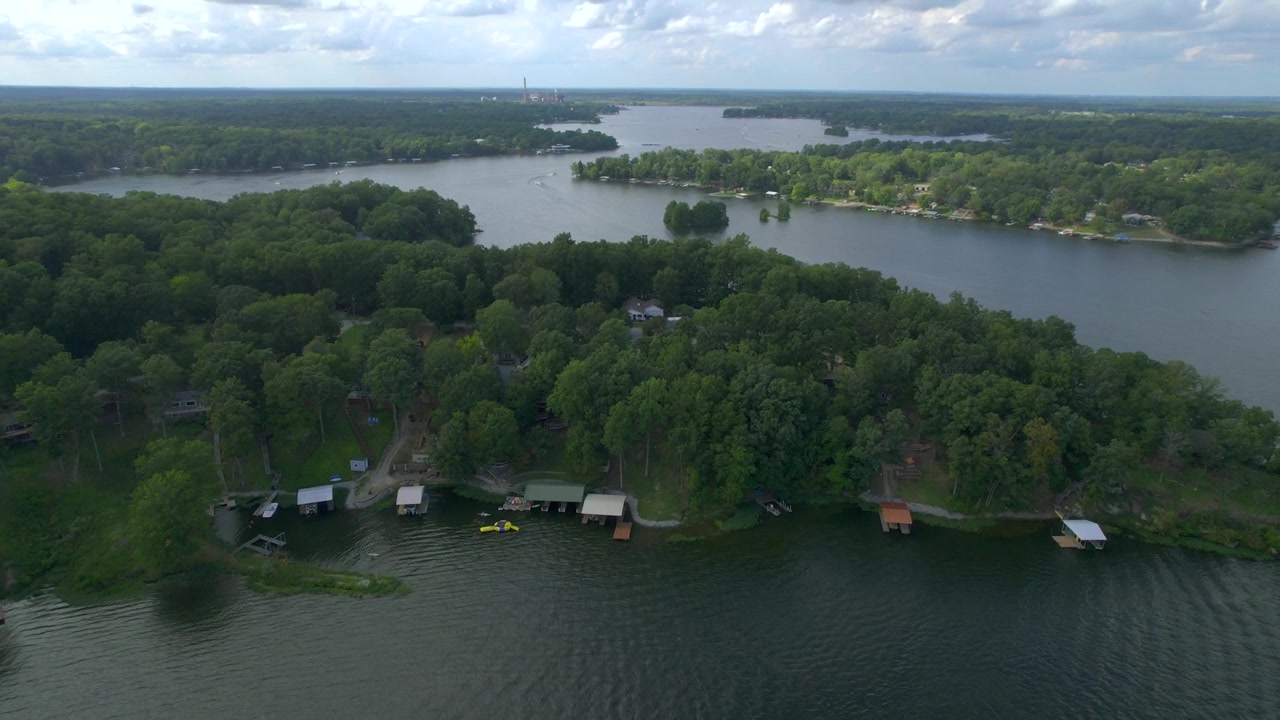 Lowering drone footage of lakeside on Lake Egypt