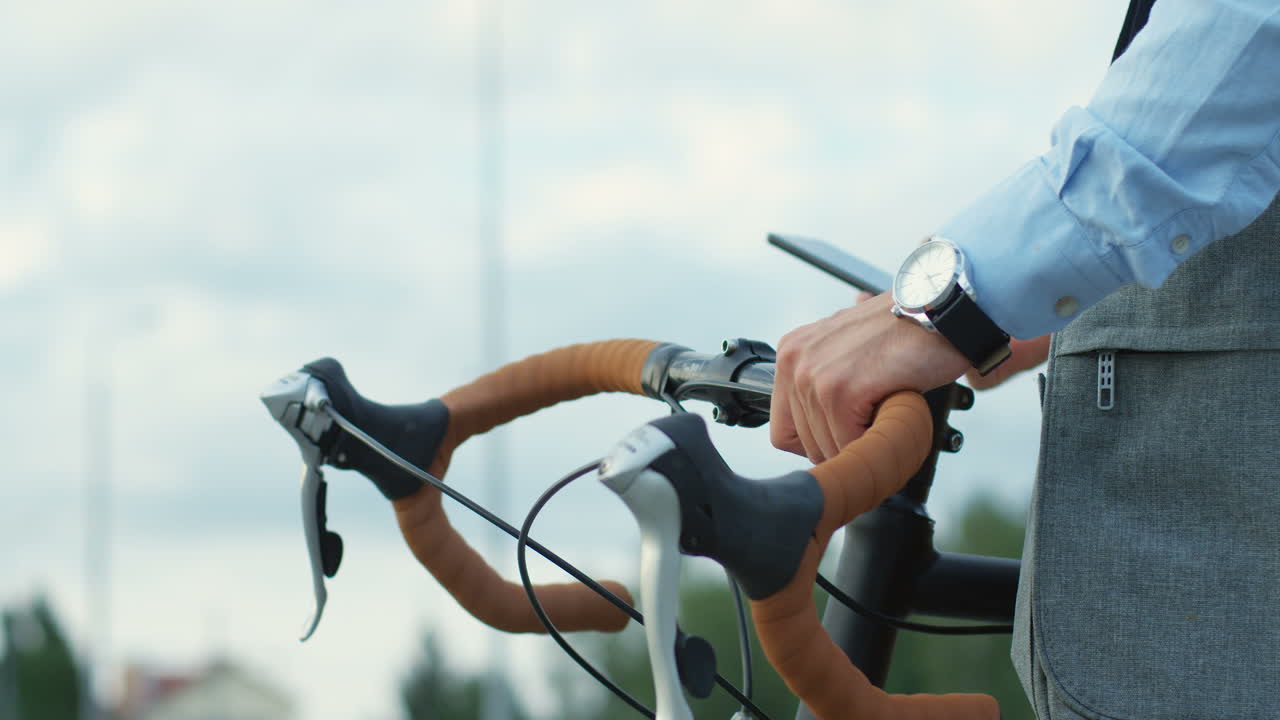 스마트폰에 남성 손 도청 및 입력 닫습니다