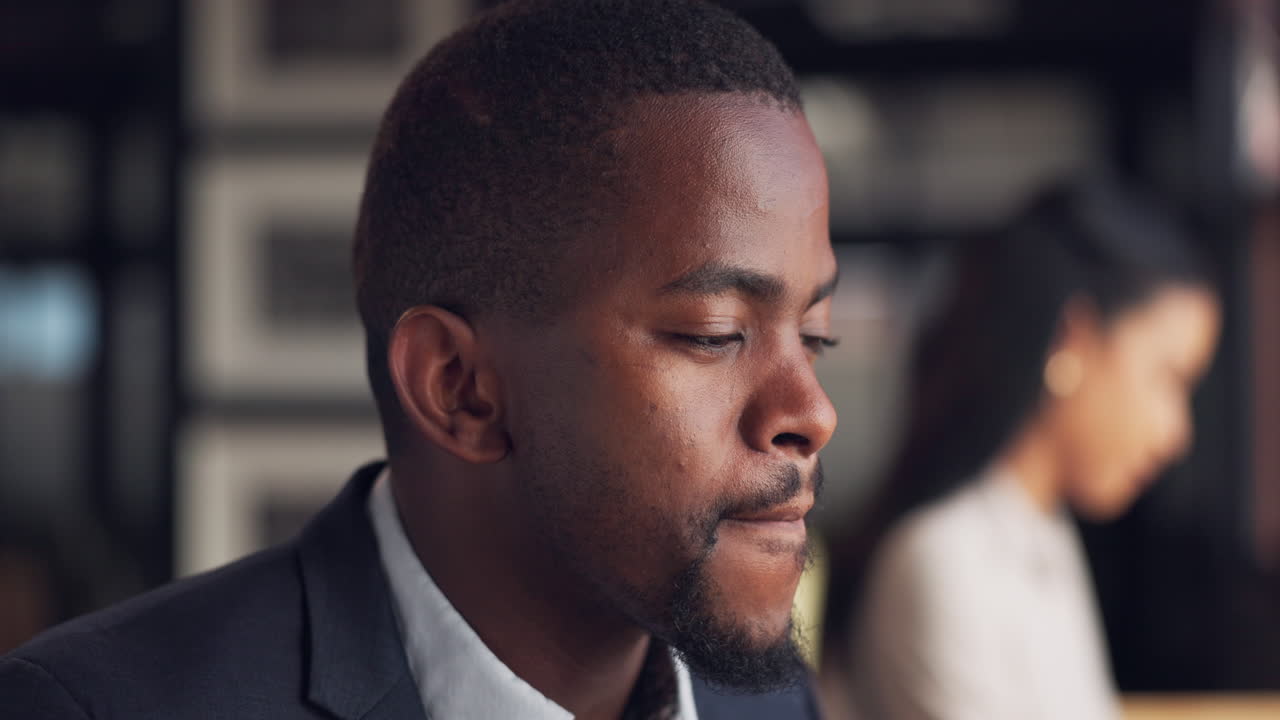 Affari, riflessione e uomo afroamericano con caffè