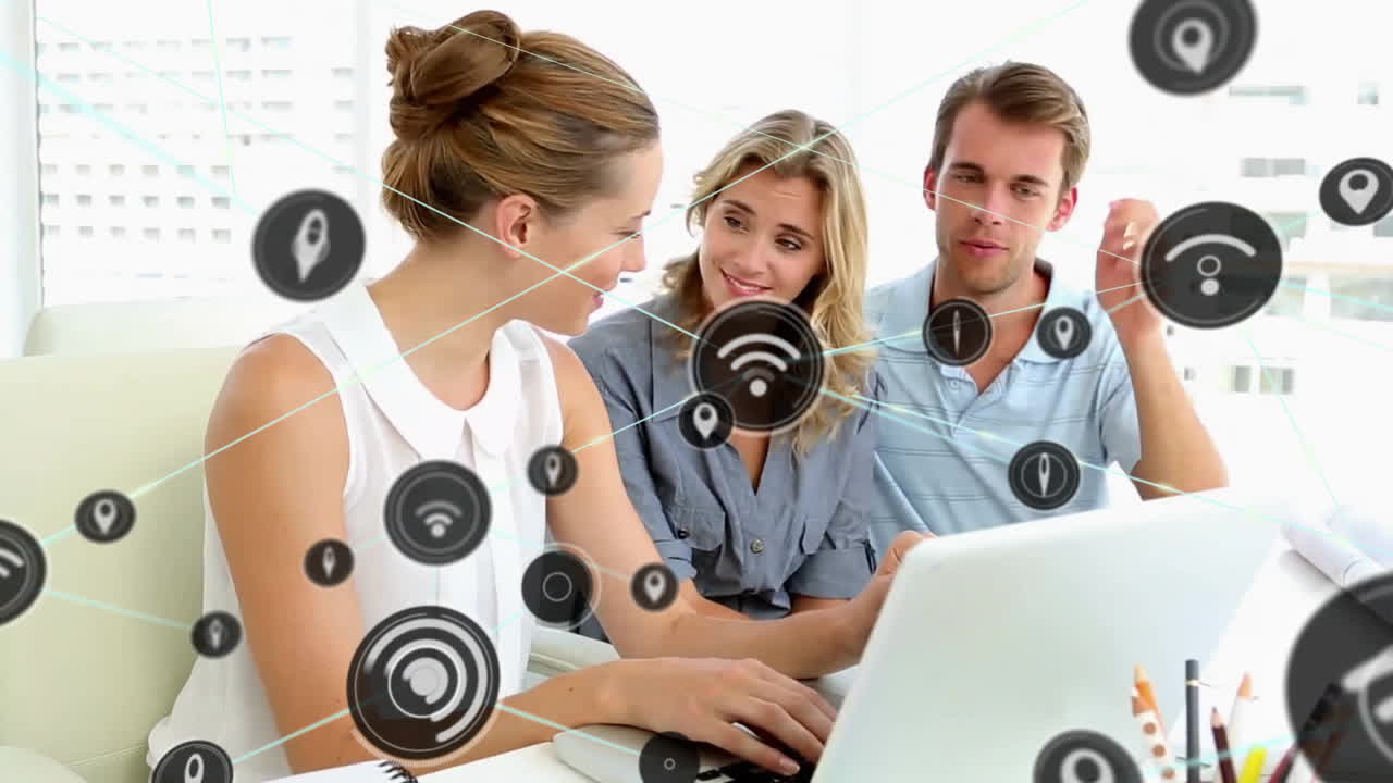 animación de la red de conexiones con iconos wifi sobre hombres de negocios caucásicos