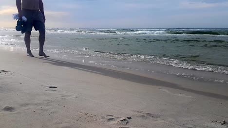 Hombre-Caminando-Descalzo-En-La-Playa-De-Arena