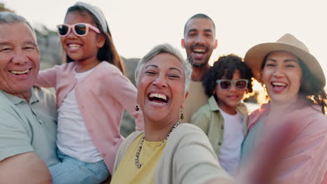selfie, feliz y puesta de sol con una familia