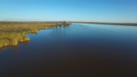 Eine-Antenne-über-Dem-Louisiana-Bayou-Zeigt-Ein-Haus-Auf-Stelzen