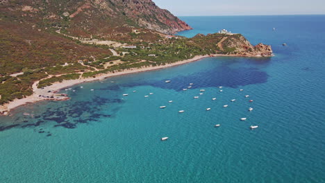 vuelo aéreo sobre barcos en cerdeña