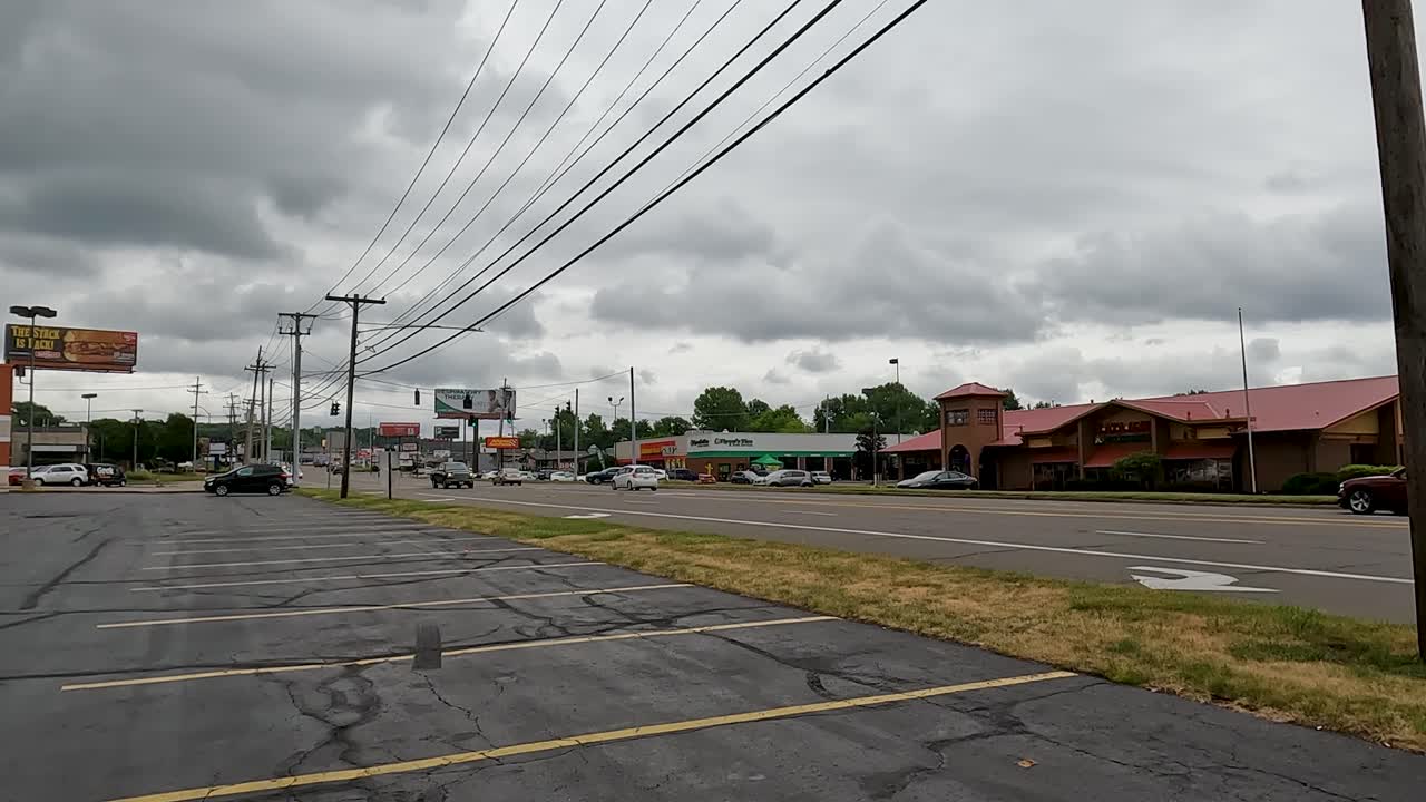 낮 시간에 전형적인 바쁜 고속도로에서 자동차의 시간 경과