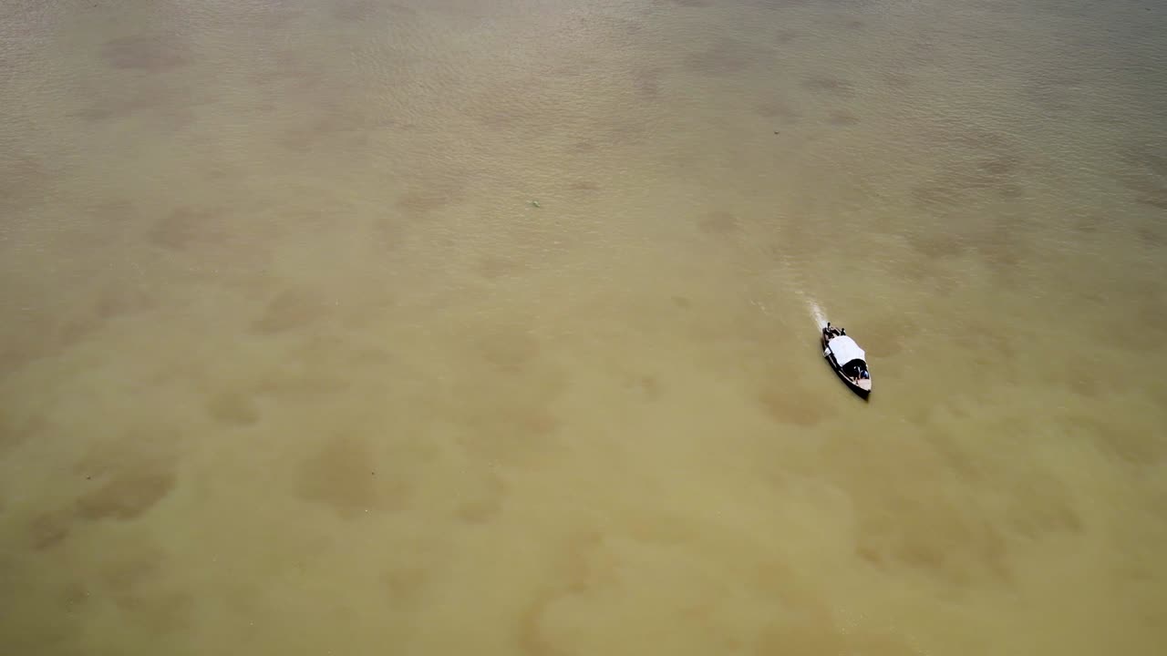 보트를 운전하는 뱃사공의 4k 드론 샷