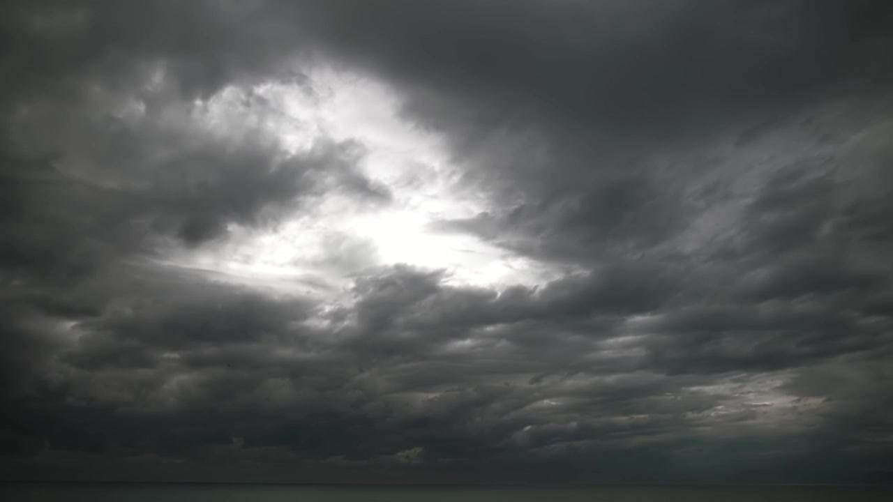 Time Lapse de nubes de tormenta oscuras acumulándose sobre el océano