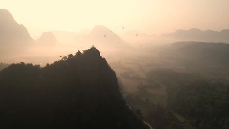 Amanecer-Dorado-Detrás-De-Los-Acantilados-En-Vang-Vieng,-La-Capital-De-Aventuras-De-Laos