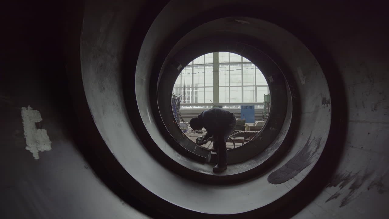 공장에서 금속 부품을 용접하는 산업 노동자