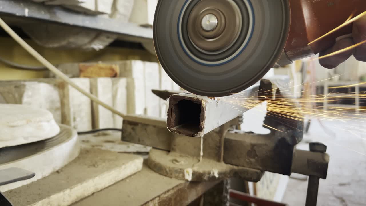 резать железный стержень и искры