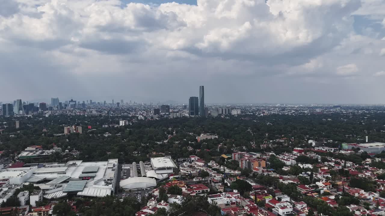 Güney CDMX'te yağmur bulutlarının toplandığını gösteren hızlandırılmış çekim (hyperlapse), havadan görünüm
