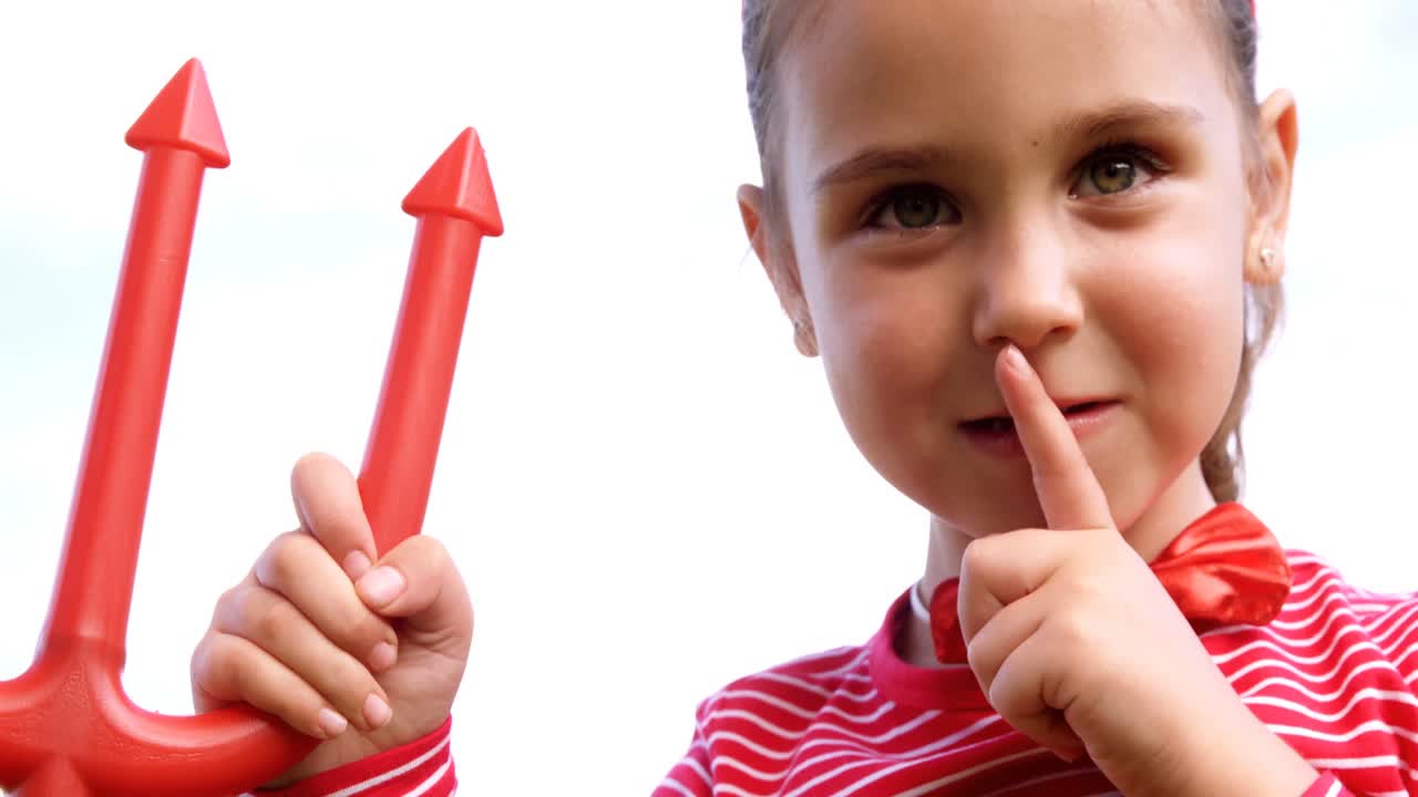 악마인 척하는 소녀