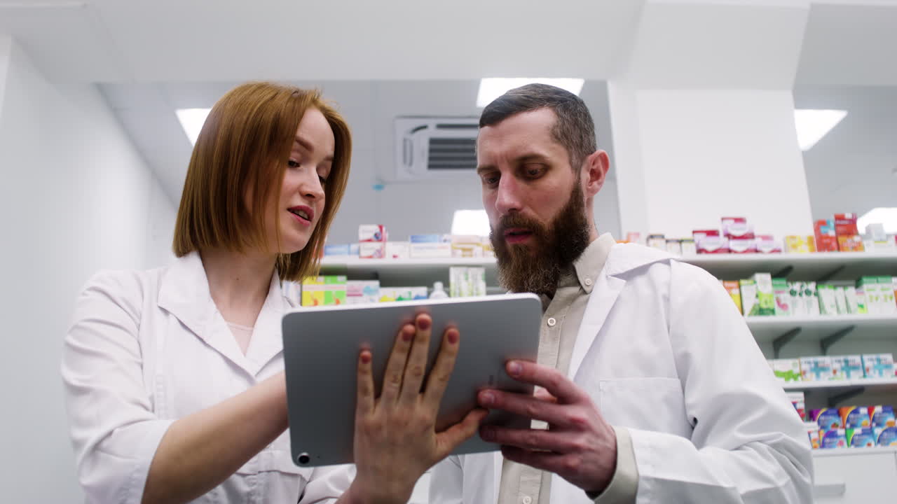 farmacéuticos que trabajan en interiores