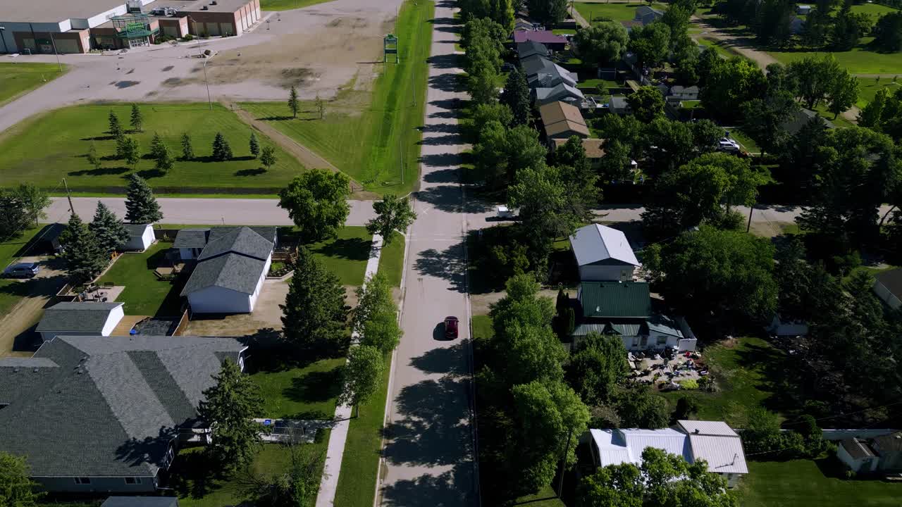 imagen de un avión no tripulado de la pequeña ciudad de killarney, manitoba, canadá, en las praderas canadienses.