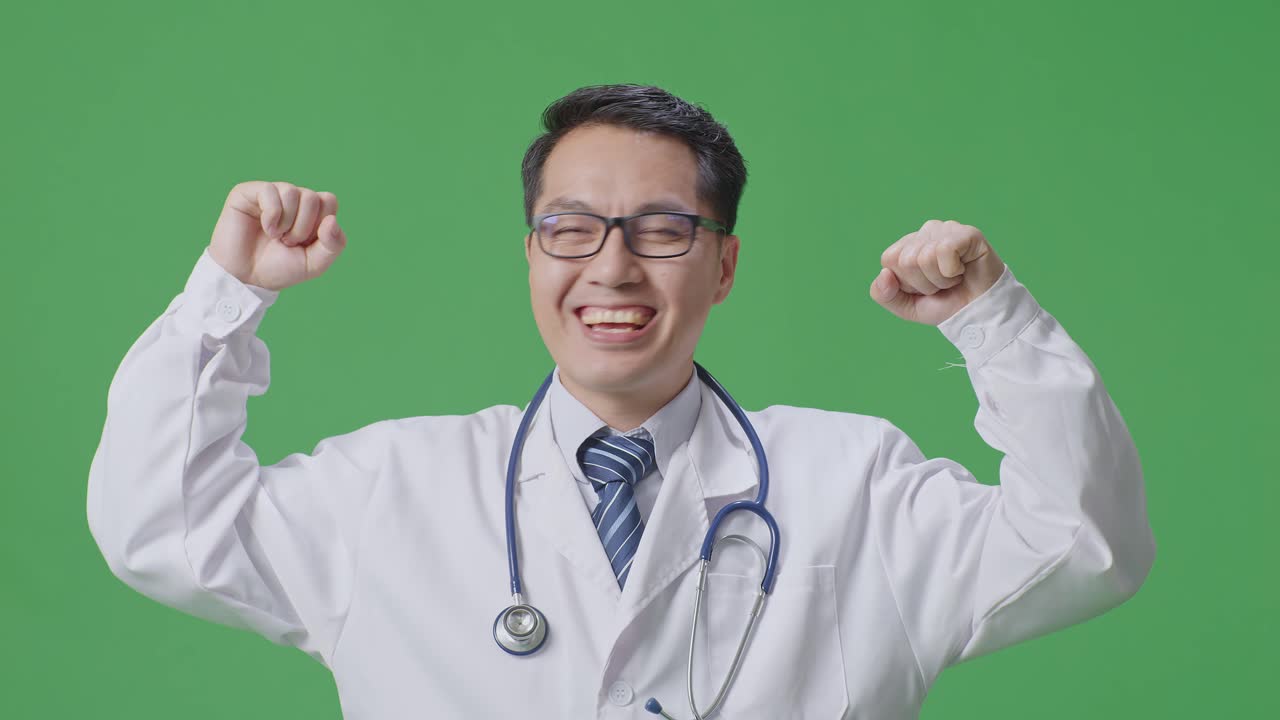 성공을 축하하는 행복한 의사