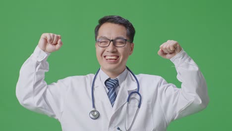 성공을 축하하는 행복한 의사