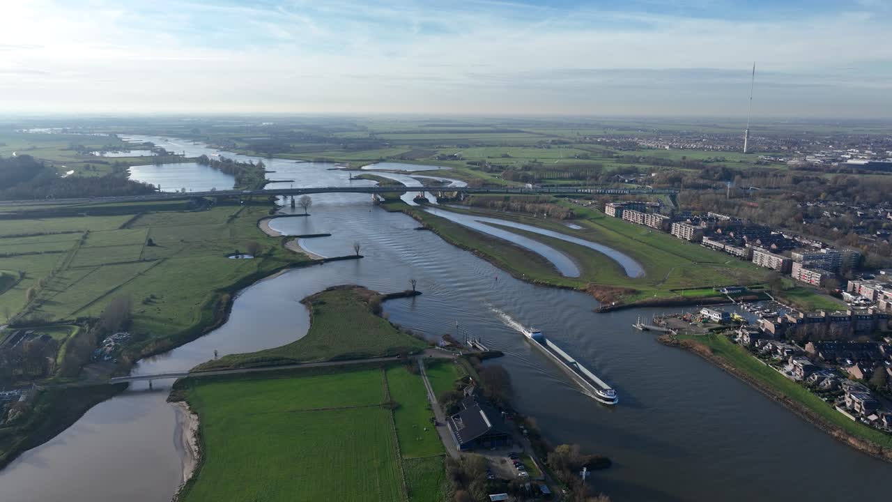 레크 강, 비아, 우트레흐트, 네덜란드. 내륙 운송, 항해 경로. 공중 드론 뷰.