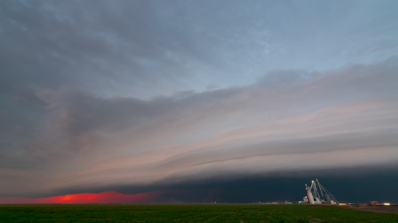 огромное облако проносится через техас после дня торнадо.