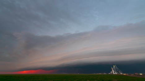 Una-Enorme-Nube-De-Plataforma-Recorre-La-Península-De-Texas-Después-De-Un-Día-De-Tornados.