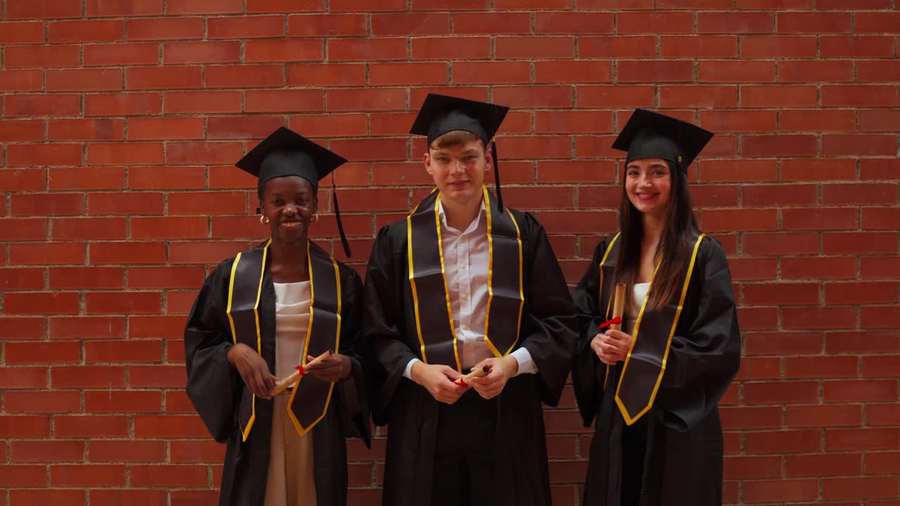 Festeggiamenti per la laurea con studenti che lanciano il tocco
