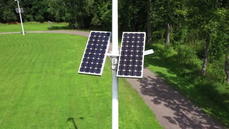 punto de energía renovable de panel solar y turbina eólica en poste de luz, revelación aérea