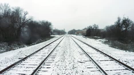 Ráfagas-De-Viento-Soplan-Hacia-La-Cámara-En-La-Vista-A-Nivel-Del-Suelo-De-Las-Vías-Del-Tren-Con-Un-Ligero-Tirón-Ligeramente-Hacia-Arriba