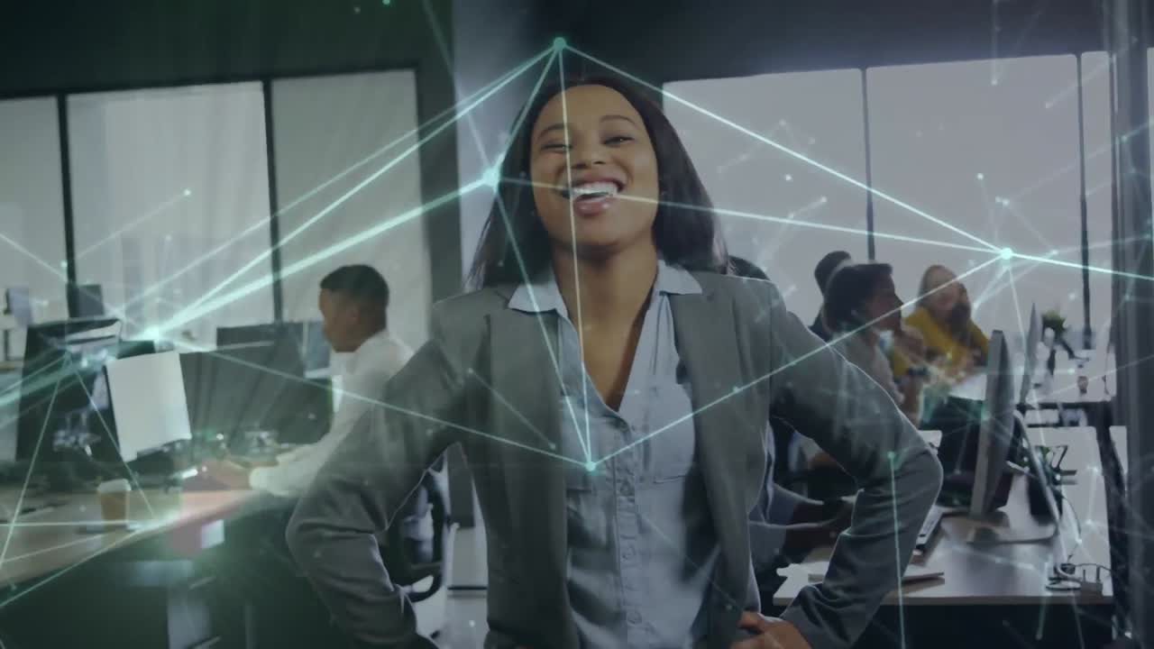 Animazione di una rete di connessioni su una donna d'affari afroamericana che sorride in ufficio