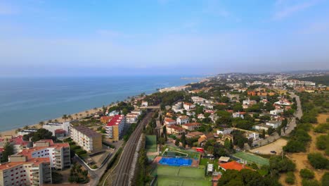 4K-Drohnenaufnahmen-Aus-Der-Luft-Von-Coma-Ruga,-Einer-Malerischen-Stadt-In-Spanien,-Während-Des-Pulsierenden-Frühlings