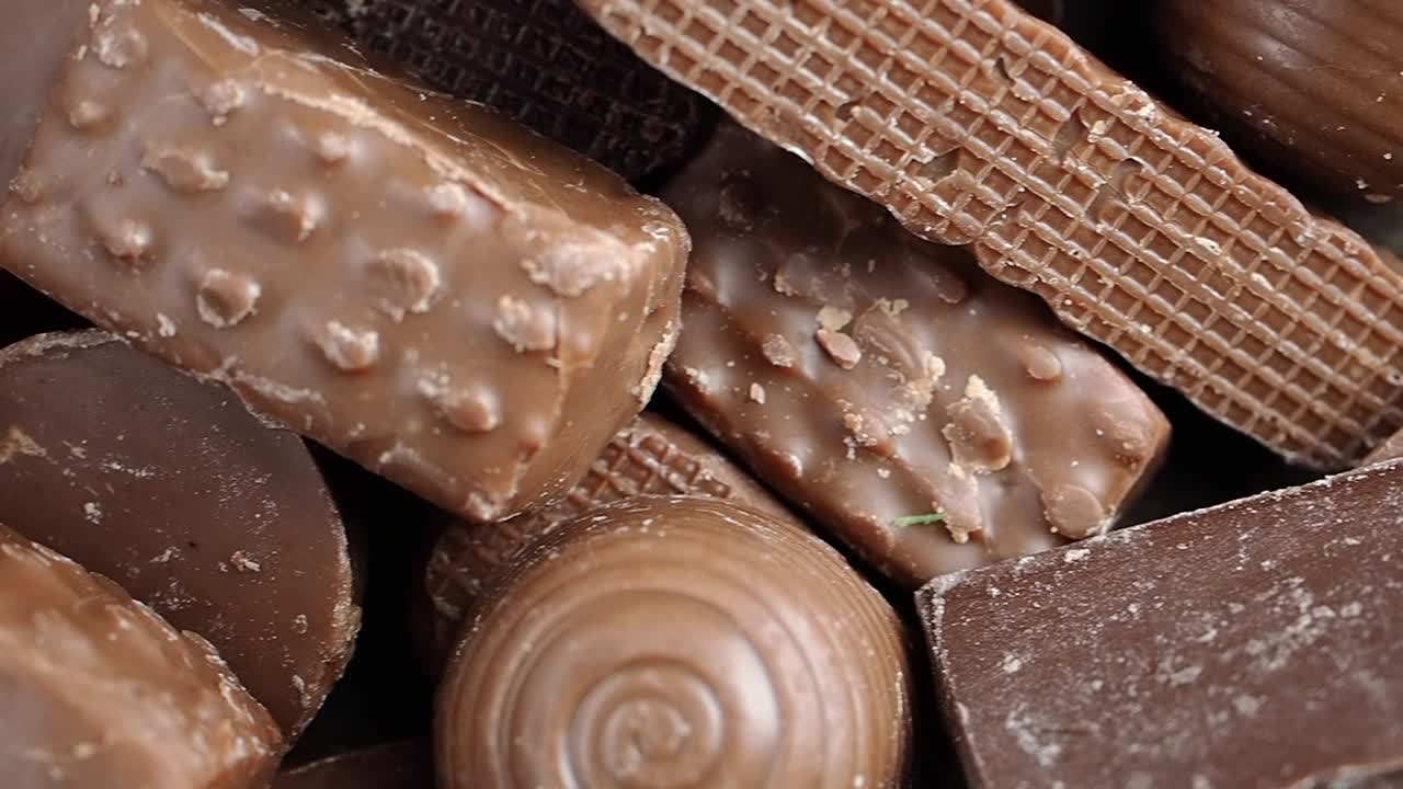 Primo piano di cioccolatini assortiti al latte e wafer.