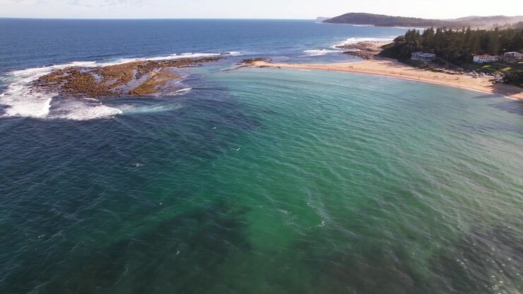 Paesaggio marino a Toowoon Point nella baia di Toowoon, Nuovo Galles del Sud, Australia - Ripresa aerea.