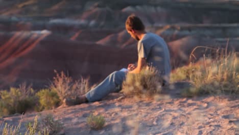 Un-Hombre-Escribe-En-Su-Diario-En-El-Desierto