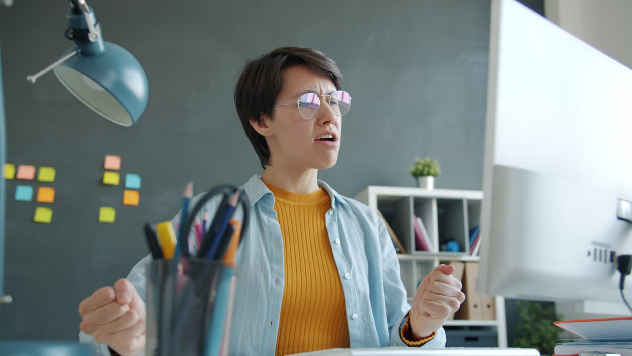 사무실에서 컴퓨터에서 일하는 여자