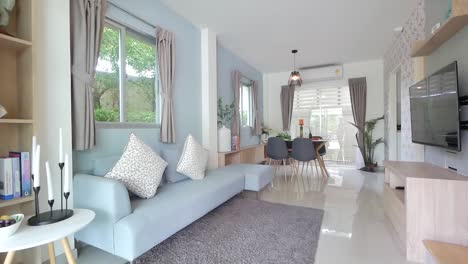 Decoración-De-Una-Casa-En-Colores-Pastel-Que-Muestra-La-Sala-De-Estar-Y-El-Comedor