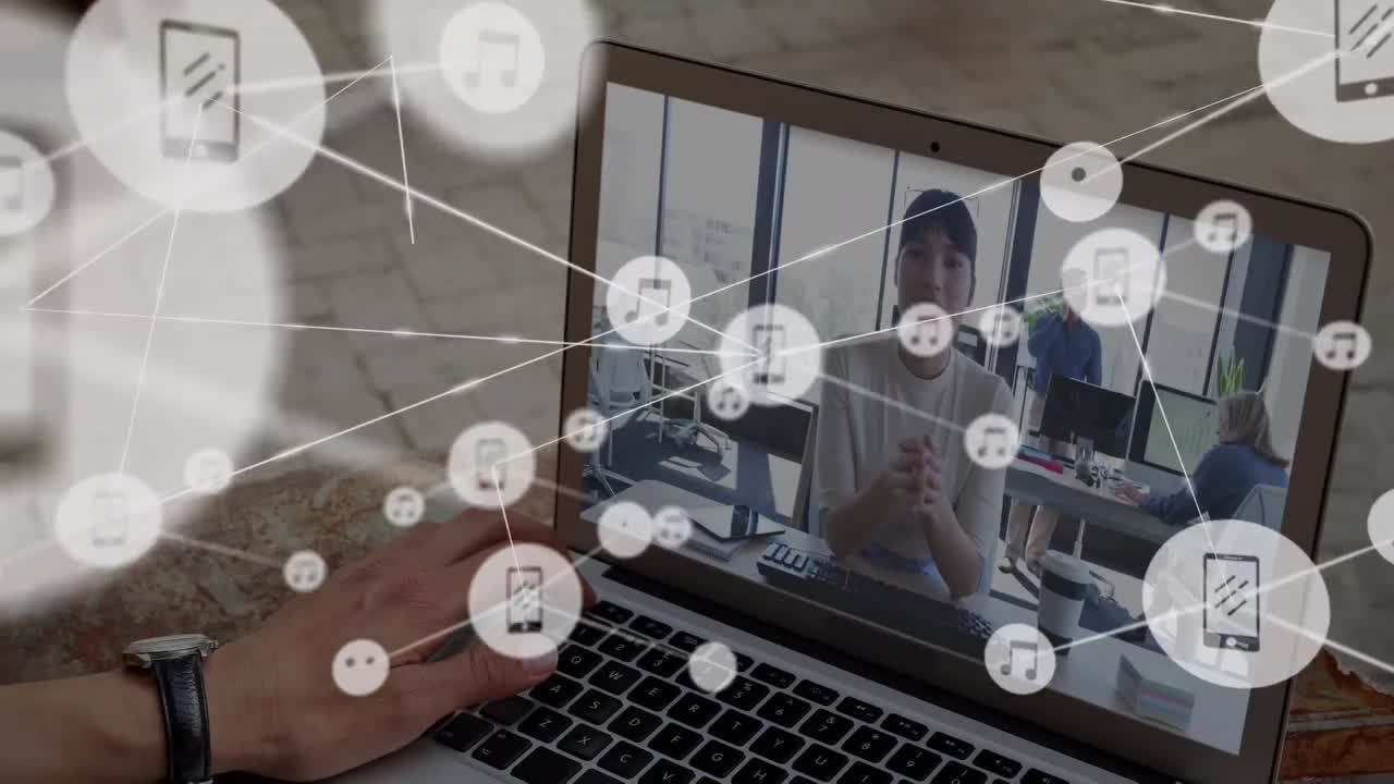 비디오 통화를 하는 두 인종의 사업가 여성에 대한 연결 네트워크의 애니메이션