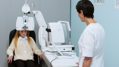 girl in the ophthalmologist