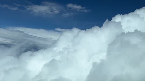 Una-Vista-Impresionante-Desde-La-Cabina-De-Un-Jet:-Volando-A-Través-De-Nubes-Tormentosas