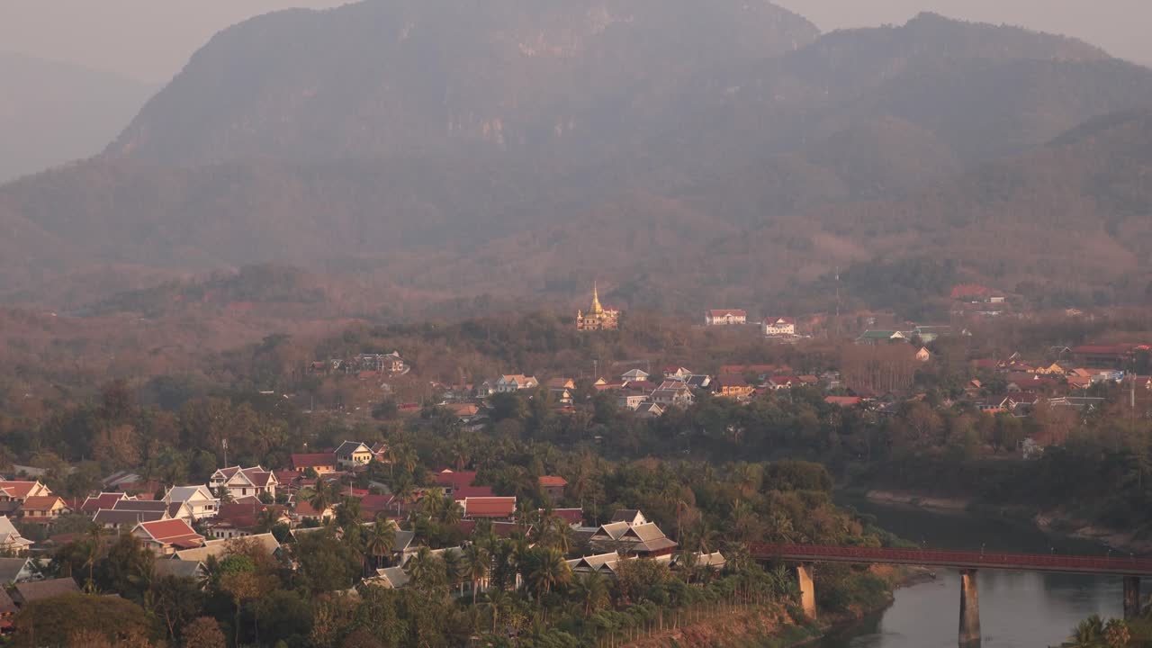 Panoramica sulle colline e sui villaggi di Luang Prabang, Laos, durante un viaggio nel Sud-est asiatico
