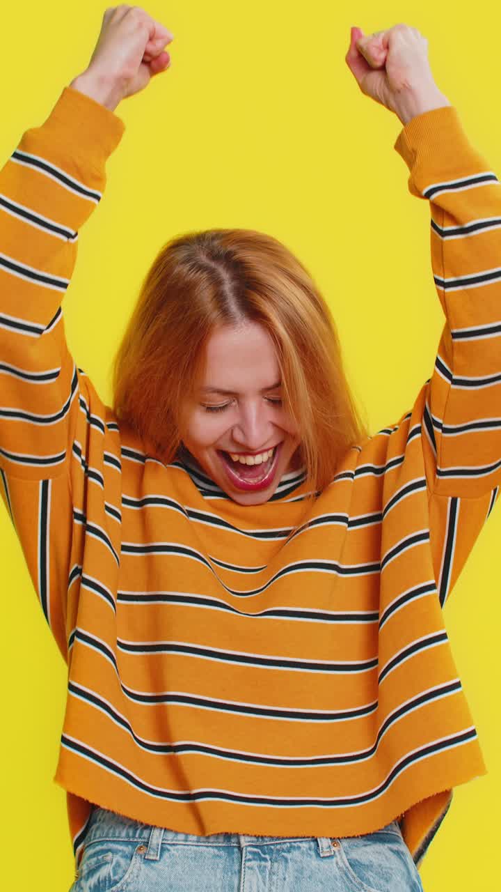 felice donna caucasica festeggiare il successo vincere il compleanno lotteria jackpot obiettivo raggiungimento buone notizie