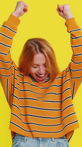feliz mujer caucásica celebrar el éxito ganar cumpleaños lotería premio mayor logro de la meta buenas noticias