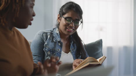 Internationale-Studierende-Suchen-Nach-Informationen-Für-Ein-Projekt