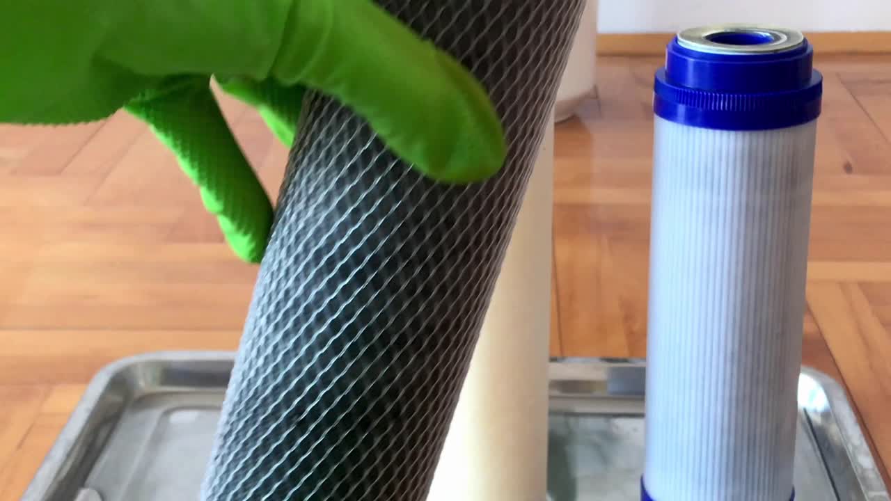 가정에서 6개월 사용 후 역삼투압 정수기 3개에 누적된 잔류 침전물 및 오염 물질을 나타냄