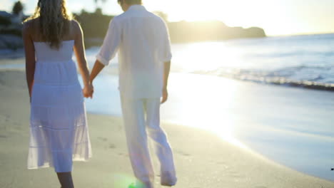 El-Hombre-Toma-La-Mano-De-Su-Novia-Antes-De-Caminar-Hacia-El-Atardecer-En-La-Playa.