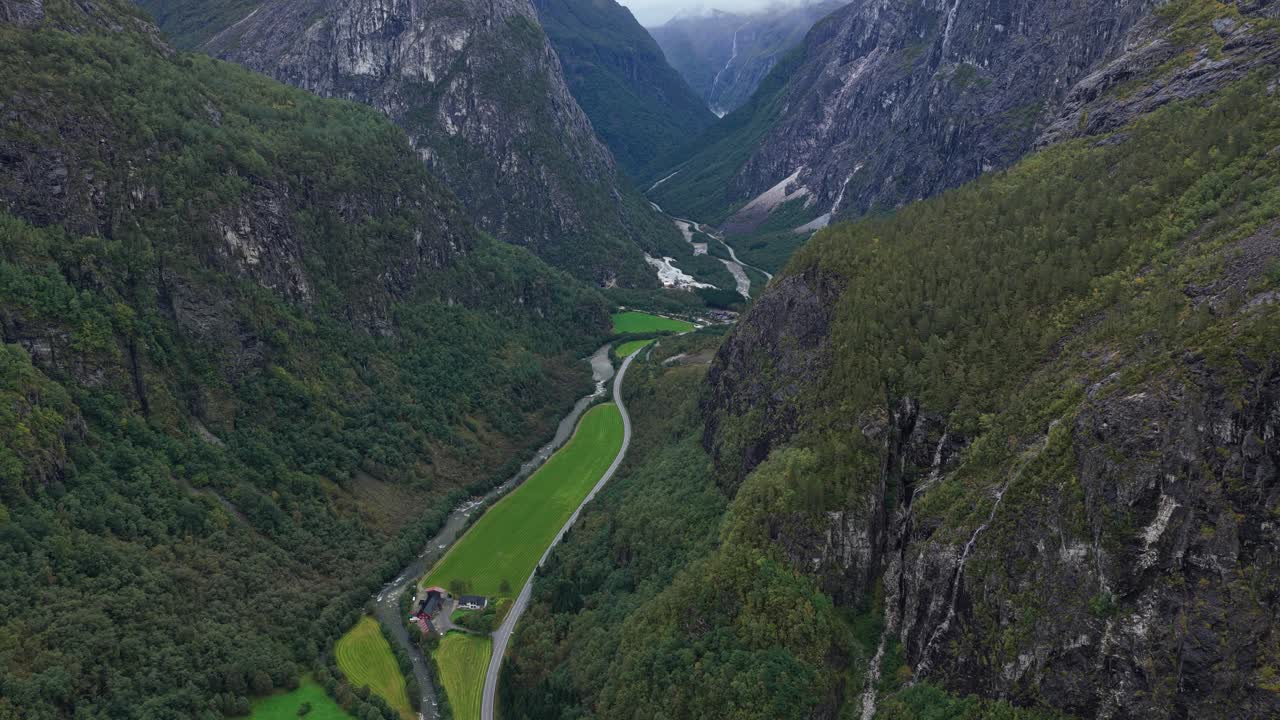 Letecký pohled na průsmyk Stalheim vinoucí se strmým zeleným údolím v Norsku