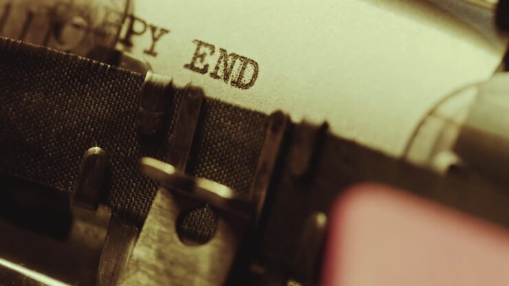 Scrittura di "Lieto Fine" su carta con una macchina da scrivere analogica.