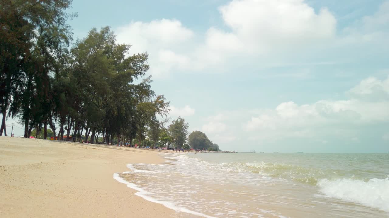 ทิวทัศน์ยามกลางวันของชายหาดปันไตปูเตอรีในมะละกา ประเทศมาเลเซีย