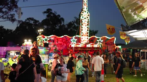 gente disfrutando de una animada feria nocturna