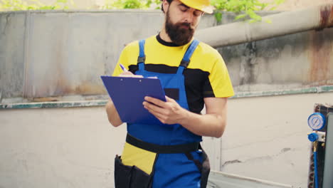 ingeniero inspeccionando los niveles de freón