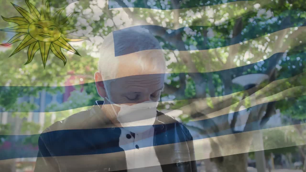 도시 거리에서 얼굴 마스크를 쓴 백인 남자가 우루과이의 국기를 흔들고 있는 애니메이션