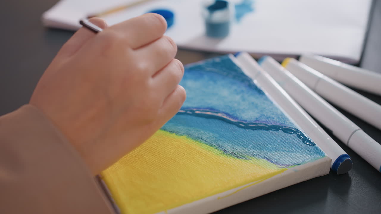 바다 풍경 아트 마무리, 하이라이트와 텍스처 적용, 섬세한 디테일 작업으로 작은 바다 장면 마무리, 꼼꼼한 붓질과 미묘한 개선을 통해 해변가 작품 마무리