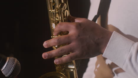 Vista-De-Cerca-De-Las-Manos-Del-Hombre-Latino-Tocando-El-Saxofón-Durante-La-Actuación-De-Música-En-Vivo